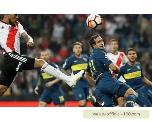 体育精神闪耀赛场奥格斯堡格雷戈里奇主动示意裁判取消犯规赢得尊重