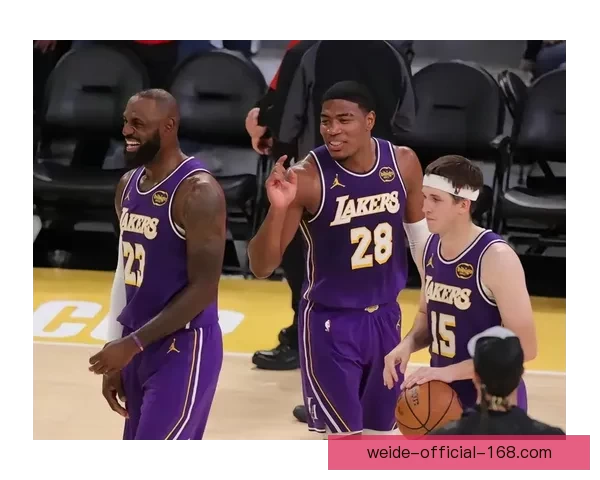 詹姆斯愿降薪留队助湖人解决里夫斯续约 三巨头迎新蜕变